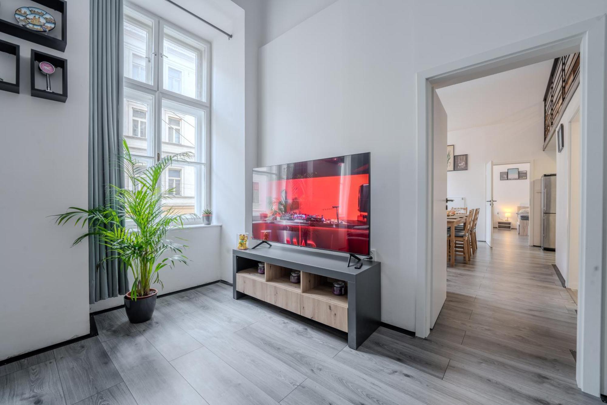 Stunning & Spacious 2bdr Apt In Center