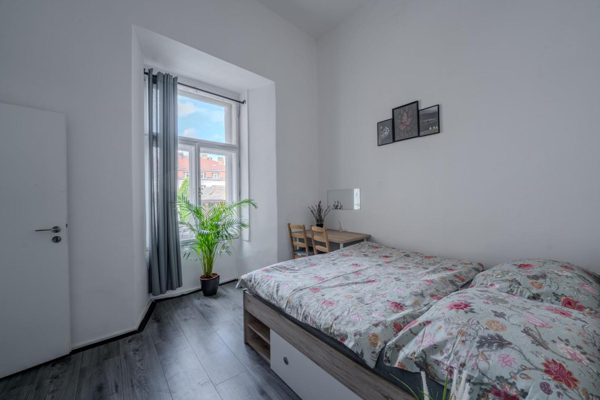 Stunning & Spacious 2bdr Apt In Center Appartamento *