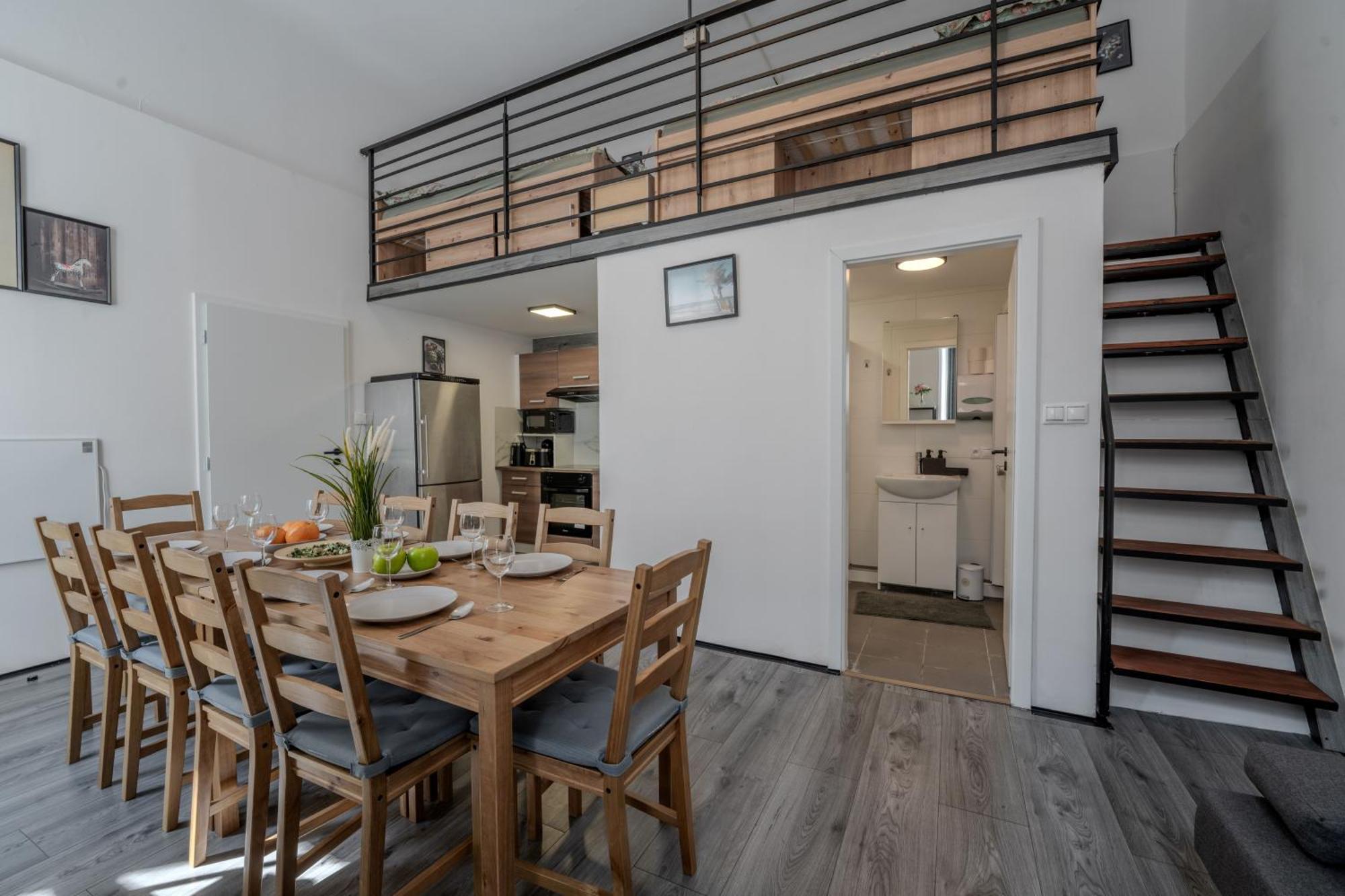 Stunning & Spacious 2bdr Apt In Center Appartamento